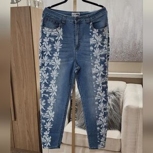 NEW!!! Womens Floral Blue Jeans, Sz 18, NWT